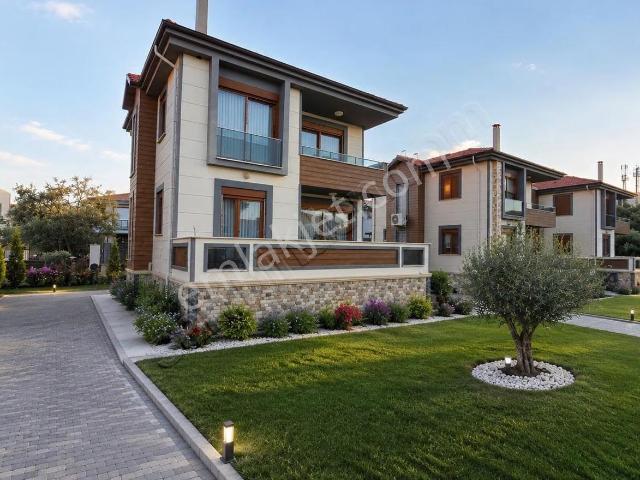 Ayvalık Sahilkent'te Havuzlu Site İçi Satılık 5+2 Müstakil Villa