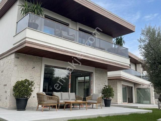 Ayvalık Sarımsaklı’da Zeytin Ağaçları Arasında Huzurlu, Havuzlu, Müstakil Villa