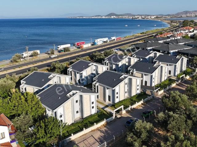 Ayvalık Sarımsaklı'da Deniz Manzaralı Lüks İkiz Villalar