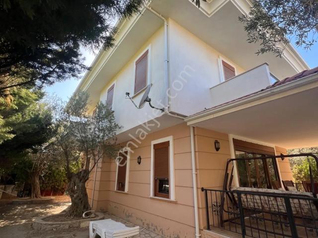 Ayvalık Sefa Çamlık’ta Ortak Havuzlu Site’de Villa