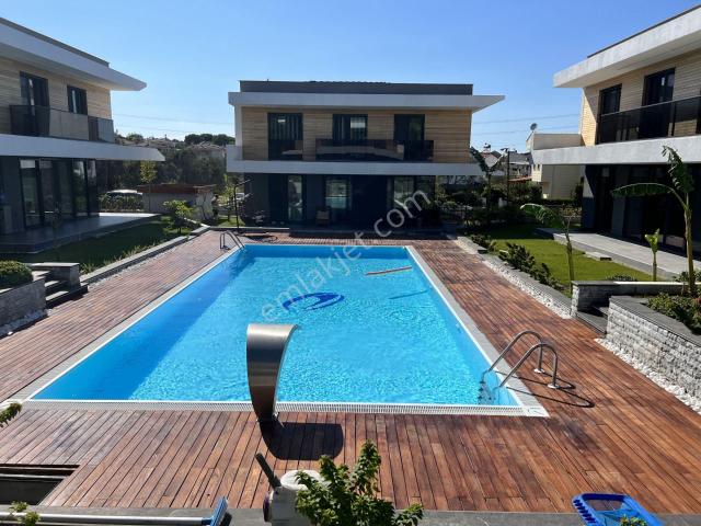 Ayvalık Ta Satılık Muhtesem Villa.yuzme Havuzludur