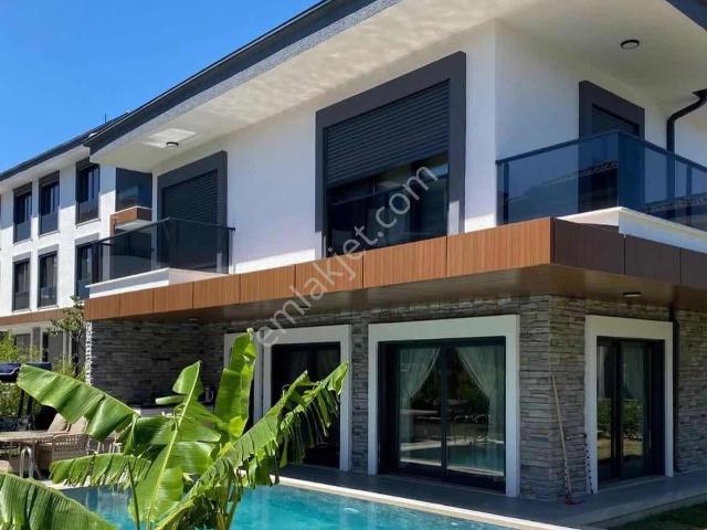 Ayvalık'ta Botanik Bahçe İçinde Yüzme Havuzlu 3+1 Satılık Villa