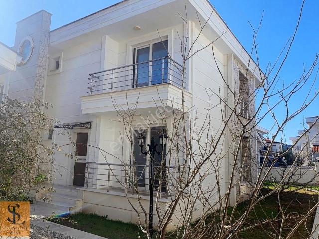Ayvalık'ta Plaja Ve Sanat Köyüne Yakın Bahçeli 3+1 Dubleks Villa