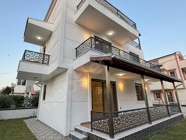 AYVALIĞIN EN GÜZEL SAHİLİN DE ULTRA LÜKS TRİPLEKS VİLLA