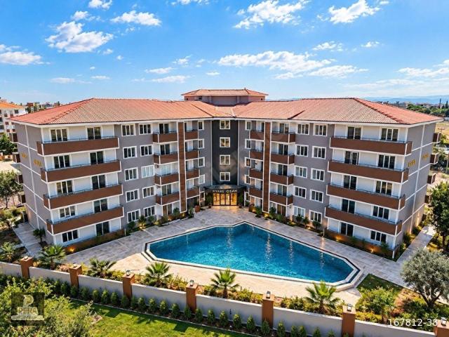 AYVALIK ALTINOVADA HAVUZLU VE KAPALI OTOPARKLI SATILIK 1+1 DAİRE