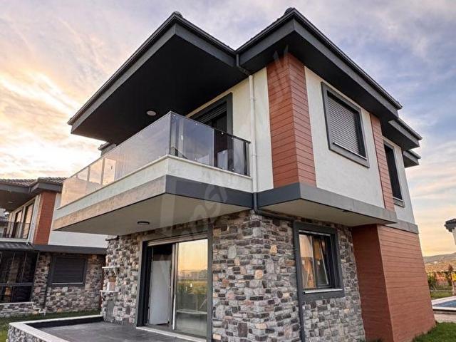 AYVALIK SARIMSAKLIDA SATILIK LÜX 4+1VİLLA