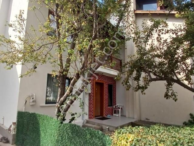 Çayyolu Başkent Doktorlar Sitesinde Yenilenmiş 4+1 İkiz Villa