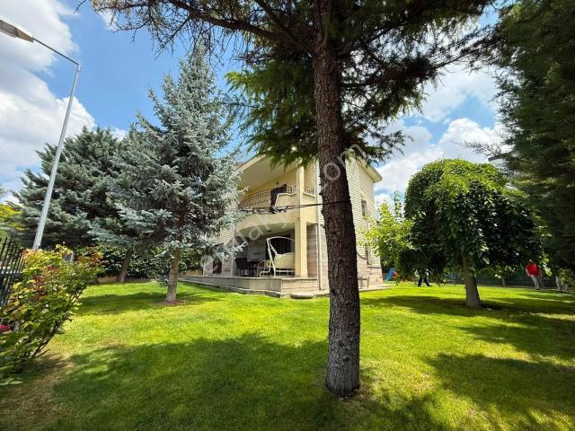 Çayyolu Ulusoy Sitesinde Satılık 6+1 Bakımlı Villa