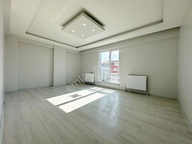 Az er Yapıdan Geniş Kullanım Alanına Sahip Ön Cephe Kiralık 3+1 Daire