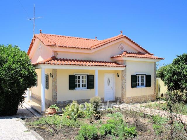 Azóia Colares / Sintra Moradia T3 isolada com Atelier T1 anexo. Inserida em lote com 680m2