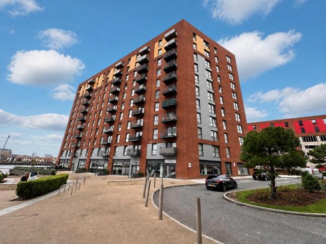 Azera, Centenary Quay 2 bed flat to rent £1,700 pcm £392 pw