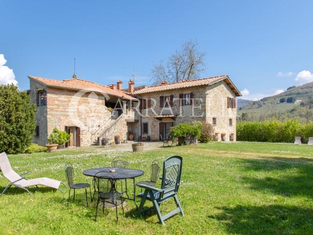 Azienda agricola vitivinicola nella zona del Chianti Rufina. 1203m² Pelago