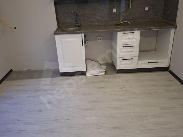 AZURDAN SIFIR BİNADA ARA KAT CADDE ÜZERİ KİRALIK 1+1 DAİRE