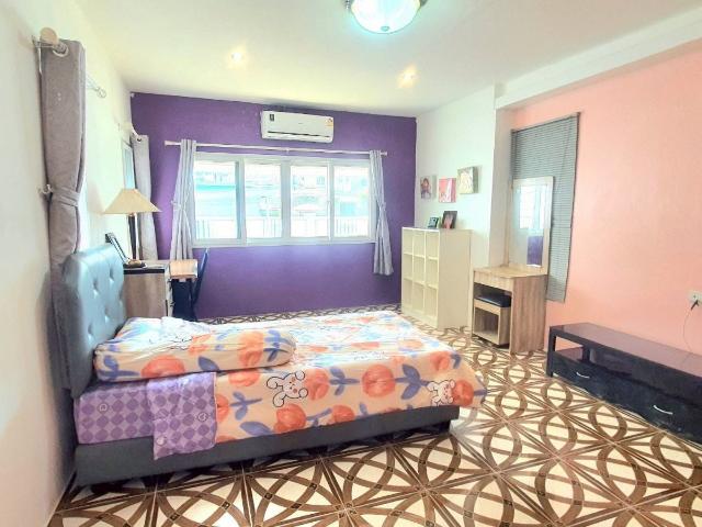 บ้านเช่า ศุภาลัยบุรี คลองสี่ ใกล้ ร.ร.สวนกุหลาบ 4 ห้องนอน 3 ห้องน้ำ พร้อมอยู่ เฟอร์นิเจอร์ครบ หิ้วกระเป๋าเข้าอยู่ได้เลย