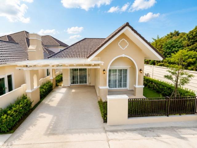 บ้านเดี่ยวชั้นเดียว 2 นอน ใกล้โรบินสัน บ้านฉาง 900 ม.พร้อมแอร์ 2 น้ำ สไตล์ทัสคานี ทำเลบ้านฉาง ติดถนนสุขุมวิท และสิ่งอำนวยความสะดวกครบครัน