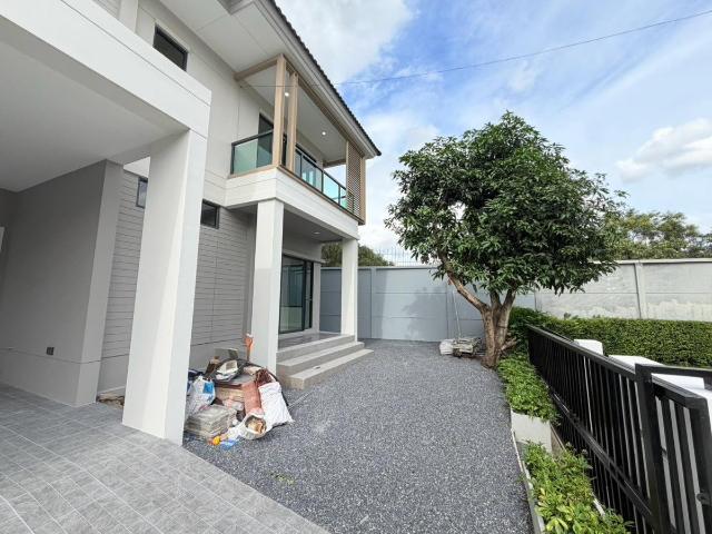 บ้านเดี่ยวหลังมุม สวยพร้อมอยู่ | ติวานนท์–แจ้งวัฒนะ 5.29 ล้าน | ฟรีโอน! | หน้าบ้านทิศใต้ ฟรีโอน!