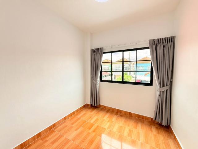 บ้านเดี่ยว รีโนเวทใหม่ ทำเลดี หมู่บ้านอมรทรัพย์ ซอยเลียบวารี 25 คู้ขวา แขวงโคกแฝด เขตหนองจอก เดินทางสะดวก