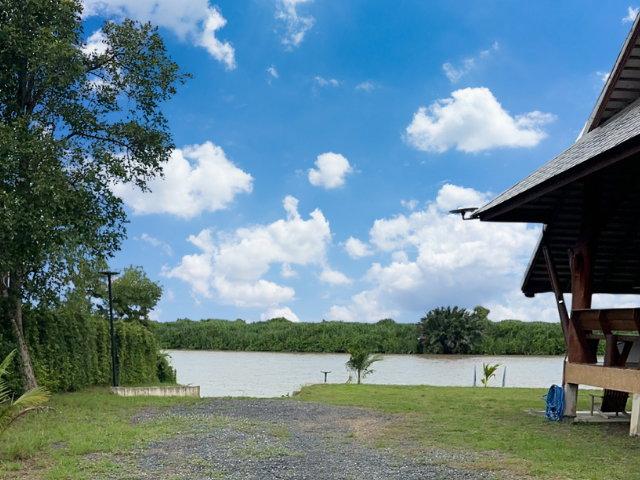 บ้านเดี่ยว ริมน้ำ สัมผัสชีวิตเหนือระดับริมสายน้ำ. บ้าน ติดแม่น้ำ สวรรค์ของคนรักเรือและกีฬาทางน้ำ