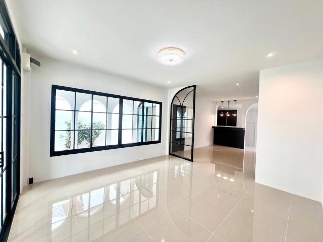 บ้านแฝดรีโนเวทใหม่ สไตล์อังกฤษโมเดิร์น ป่าคลอก 3 ห้องนอน ใกล้อนุสาวรีย์ ราคา 4.19 ล้าน