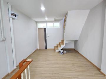 บ้านทำเลสาทร งบ 6 ล้าน มีแบบนี้อยู่จริง! ทาวน์โฮม 4 ชั้น รีโนเวทใหม่ สภาพนางฟ้า