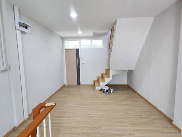 บ้านทำเลสาทร งบ 6 ล้าน มีแบบนี้อยู่จริง! ทาวน์โฮม 4 ชั้น รีโนเวทใหม่ สภาพนางฟ้า