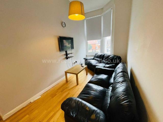 b Derby Road, Lenton NG7 6 bed flat to rent £2,868 pcm £662 pw