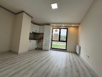 B.çekmece E 5 Cepheli Yeni Bina'da 1+1 Kiralık Daire & Ofis