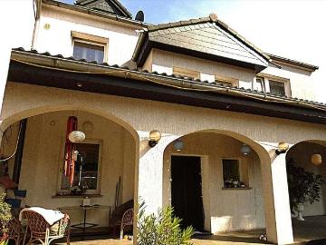 Dom 290m2 z garażem i altaną w Bąkowie
