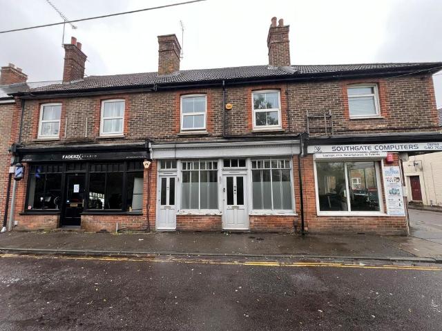 B Springfield Road, Crawley, RH11 1 bed maisonette to rent £1,300 pcm £300 pw