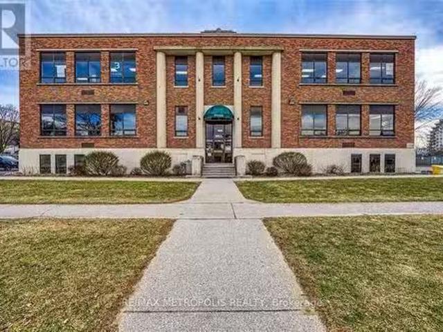 B Upper 109 Durand Street, Sarnia, ON, N7T 5A1 commercial.