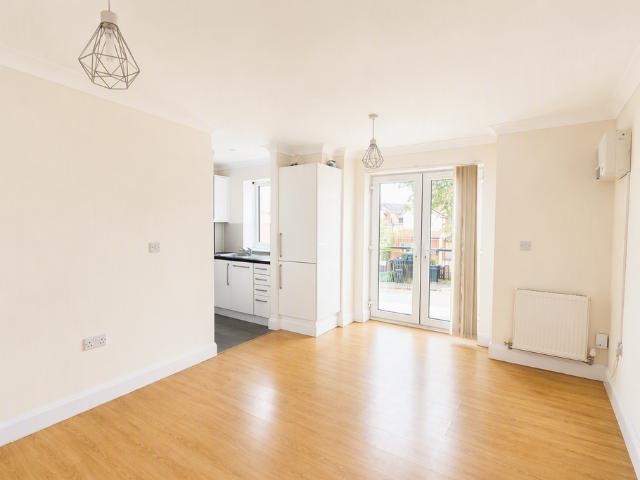 B Woodbury Close, Croydon, CR0 2 bed flat to rent £1,750 pcm £404 pw