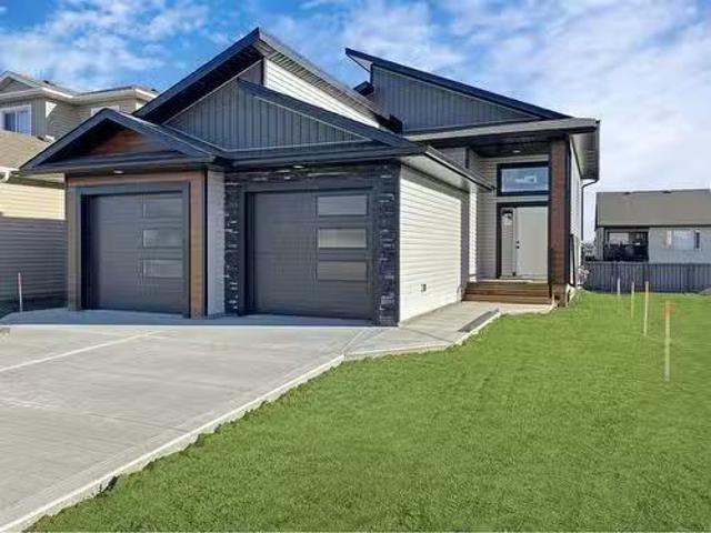 B 10454 131 Avenue, Grande Prairie, AB, T8V 4W5 house for le.