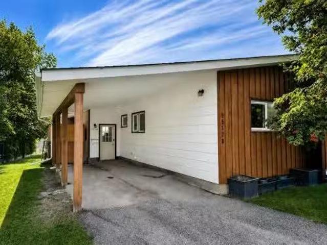 B 9517 98 Avenue, Grande Prairie, AB, T8V 0N8 house for sale.