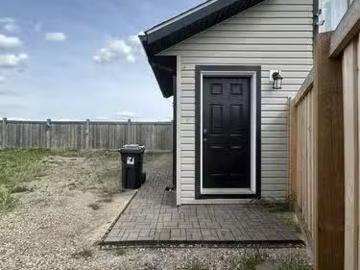B 9540 113 Avenue, Clairmont, AB, T8X 5C5 house for lease L.