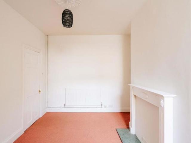 BCC LICENSE FOR THREE SHARERS* Ocean are pleased to offer this large 3 bedroom house on Carrington Road Ashton. The property benefits from a large kitchen, 2 reception rooms and a low maintenance private garden