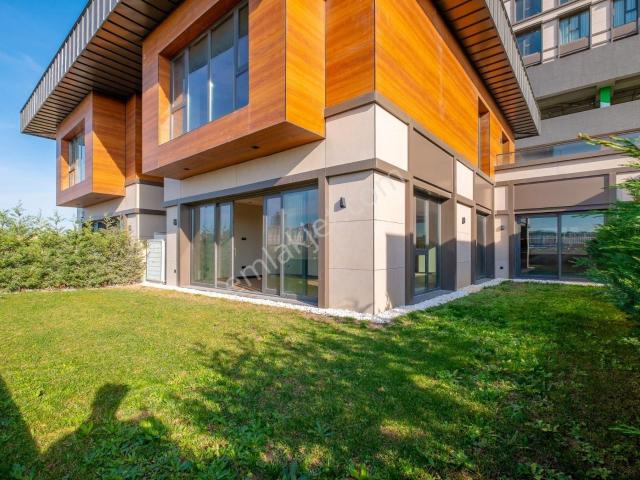 Başakşehir'de Merkezi Konumda, Geniş Bahçeli Ultra Lüks 7+2 Satılık Villa