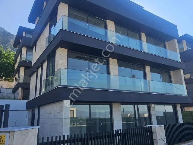 Bağbaşında Satılık Havuzlu Ultra Lüx Müstakil 4+1 Villa