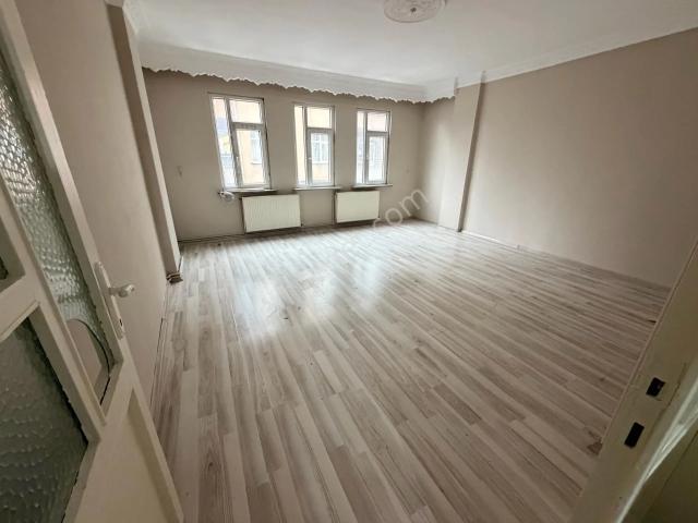 Bağcılar Barbaros Mahallesi'nde Kiralık 3+1 Geniş Daire