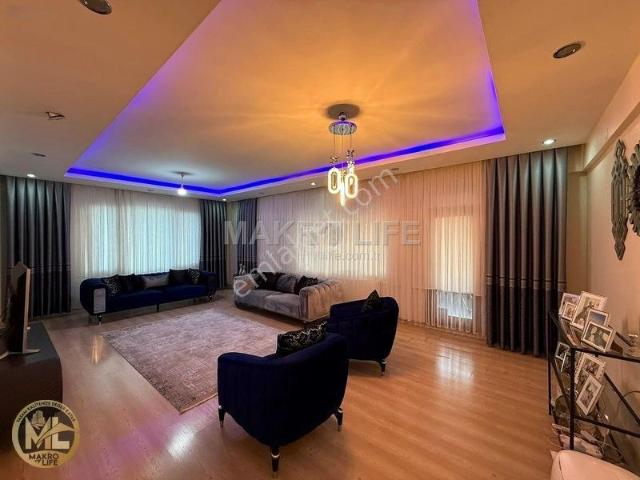 Bağcılar'da Doğum Hastanesi Arkasında Havuzlu Lüks 4+1 Daire