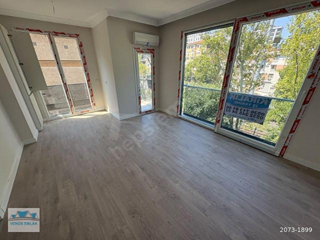 BAĞDAT CADDESİNE CEPHELİ SIFIR BİNA 2+1 BALKONLU