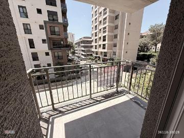 BAĞDAT CD.100 mt. ÇİFTEHAVUZLAR'DA SIFIR BİNADA 3.KATTA BALKONLU