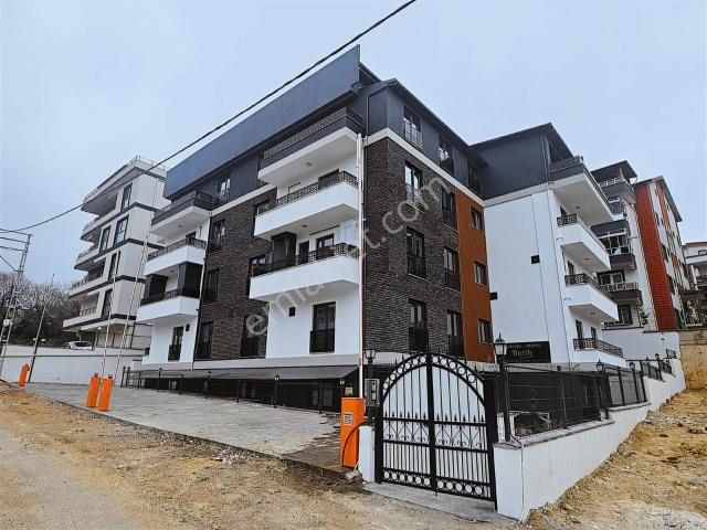 Bağçeşmede Site İçerisinde 142 M2 3+1 Sıfır Bahçe Dubleks E.bany