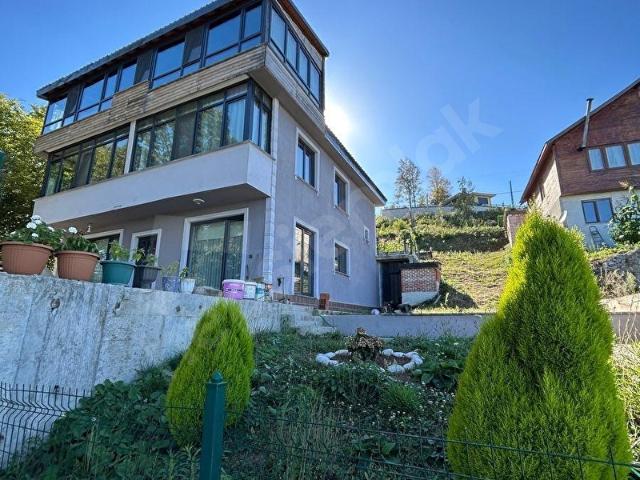 BAŞİSKELE KAZANDEREDE DOĞAYLA İÇ İÇE, 1.230 m İÇERİSİNDE TRİPLEKS MÜSTAKİL EV