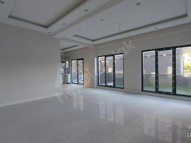 BAŞİSKELE SAHİLDE GÜZEL KONUM SATILIK 3+1 MÜSTAKİL BAHÇELİ VİLLA