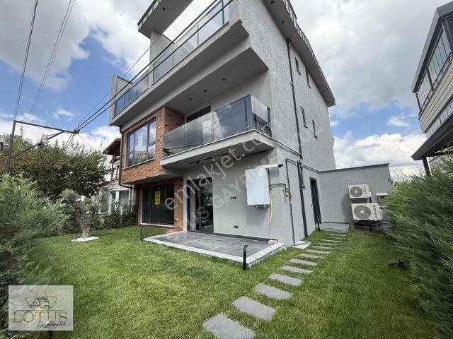 Başiskele Damlar Deniz Manzaralı 3+1 Modern Tripleks Villa