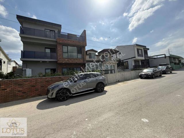 Başiskele Damlar Deniz Manzaralı 4+1 Modern Tripleks Villa