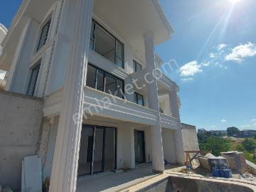 Başiskele Damlar Satılık Site İçi Müstakil Havuzlu 5+2 Villa