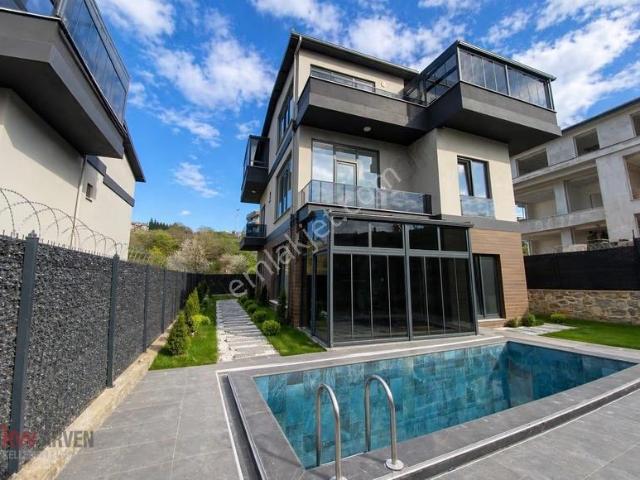 Başiskele Damlar'da Kiralık 6+1 Lüks Tripleks Villa
