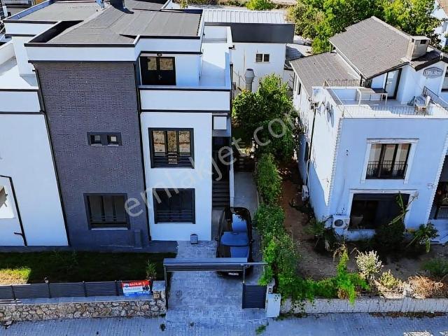 Başiskele Merkezde 6+1 Sıfır Satılık Villa