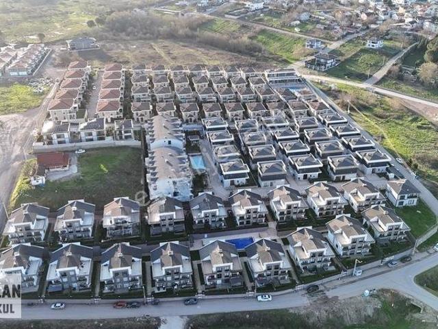 Başiskele Merkezde Site İçi Satılık 4+1 Tribleks Villa
